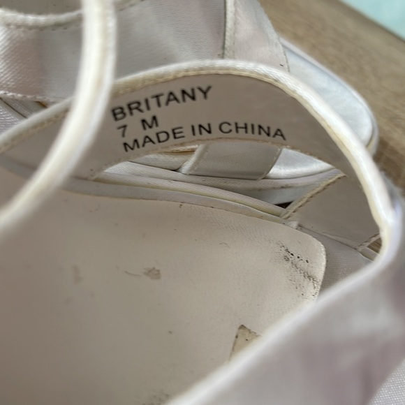 White satin wedding shoes - Picture 4 of 4